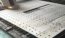 How to prevent the trimming iron filings from the auto stamping die from falling off?